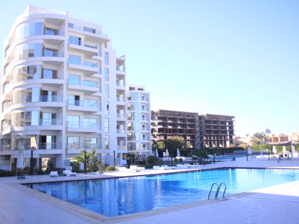 Relax by the pool and soak up the Red Sea sun at Scandic Hurghada’s resort-style area.