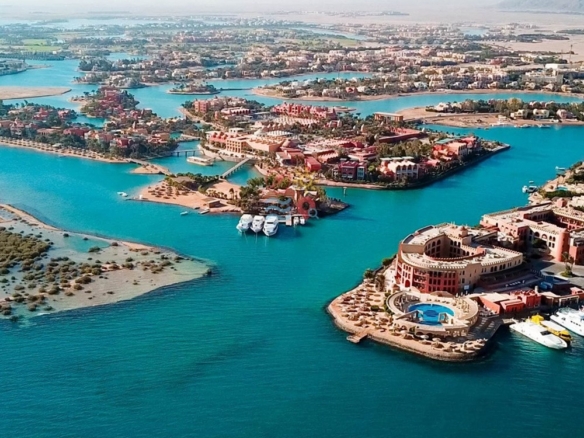 How to buy property in Hurghada as a foreigner – real estate agents showing sea view apartments to international buyers in Egypt.