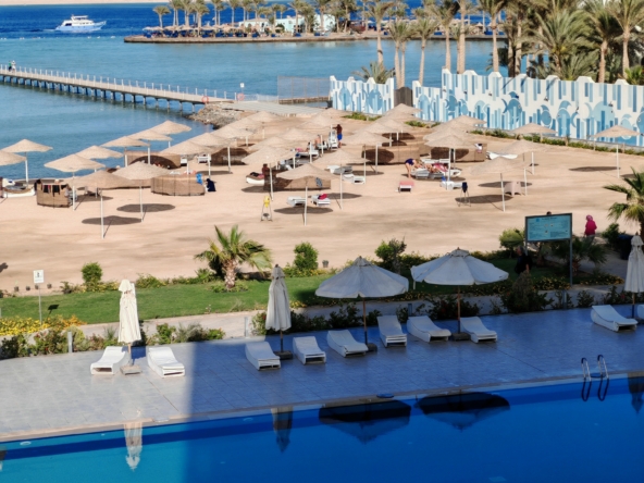 “شقة مطلة على البحر للبيع في الغردقة – سكنديك ريزورت 3 غرف نوم جاهزة للسكن”