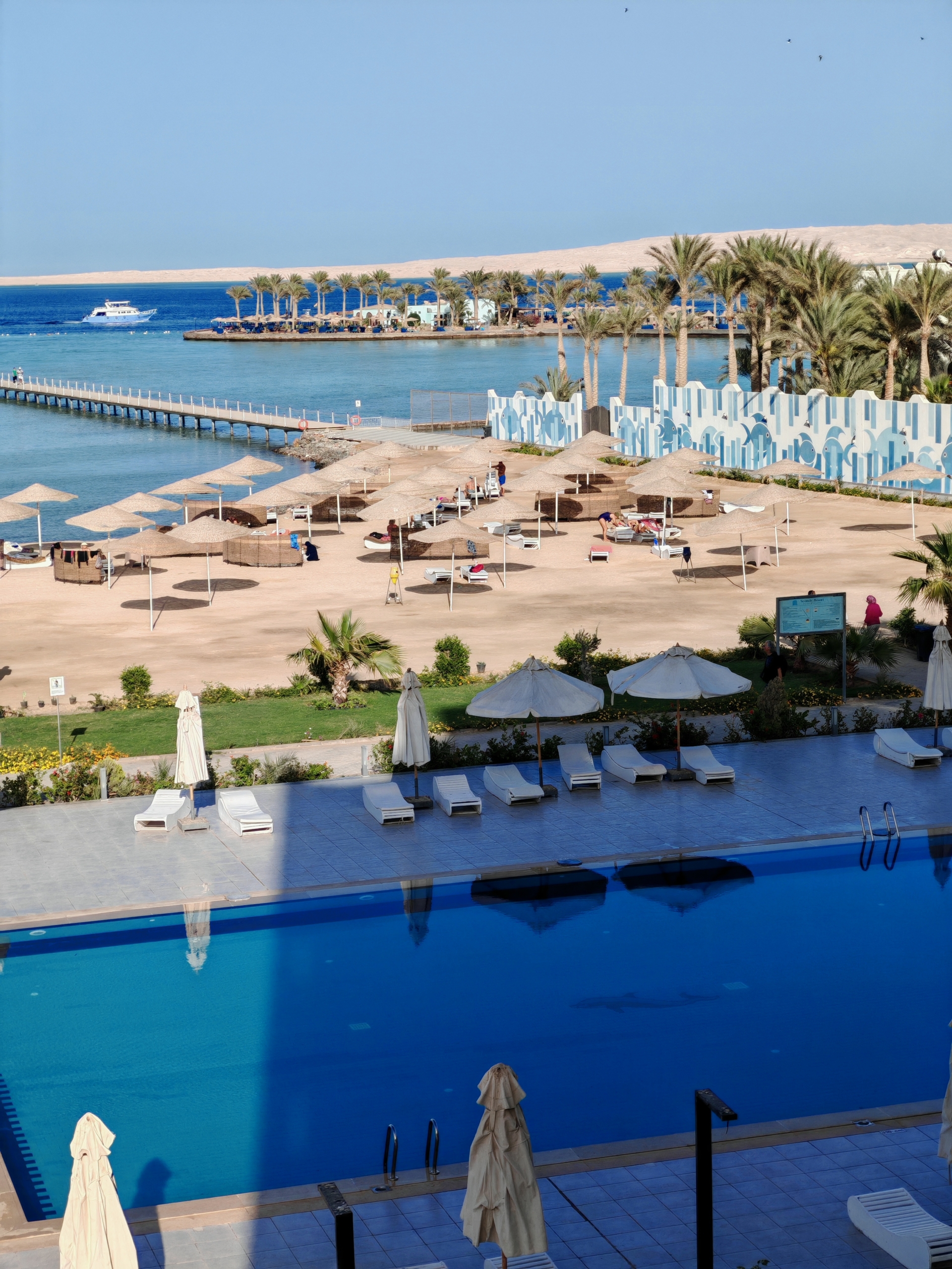 “شقة مطلة على البحر للبيع في الغردقة – سكنديك ريزورت 3 غرف نوم جاهزة للسكن”