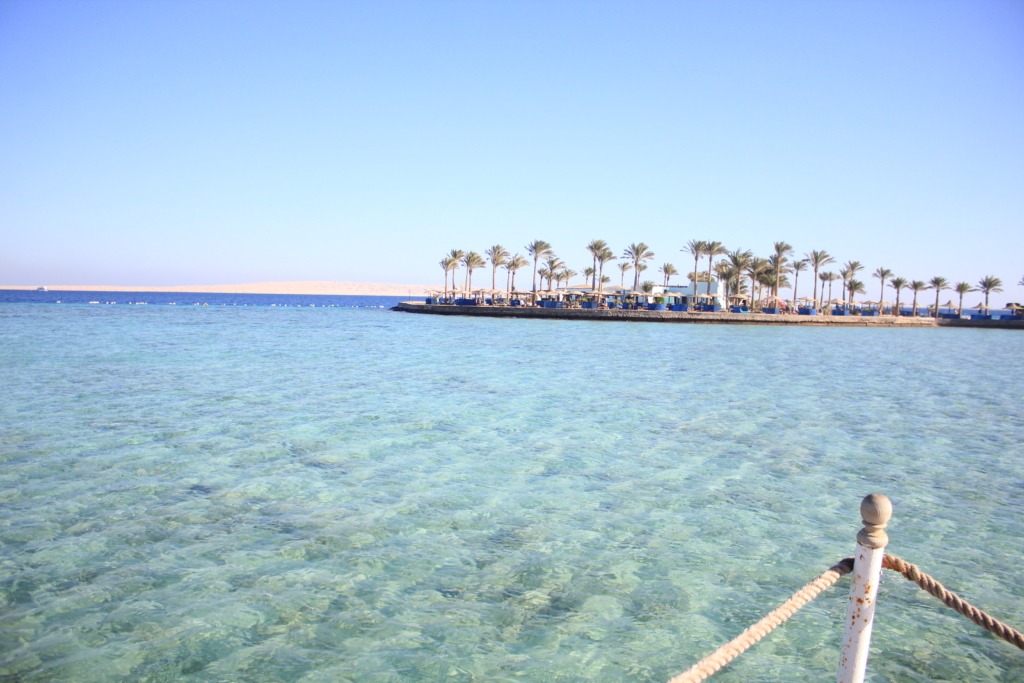 مشهد ساحلي في الغردقة يوضح سبب تفضيل الكثيرين العيش في المدينة بفضل البحر والمناخ الهادئ.