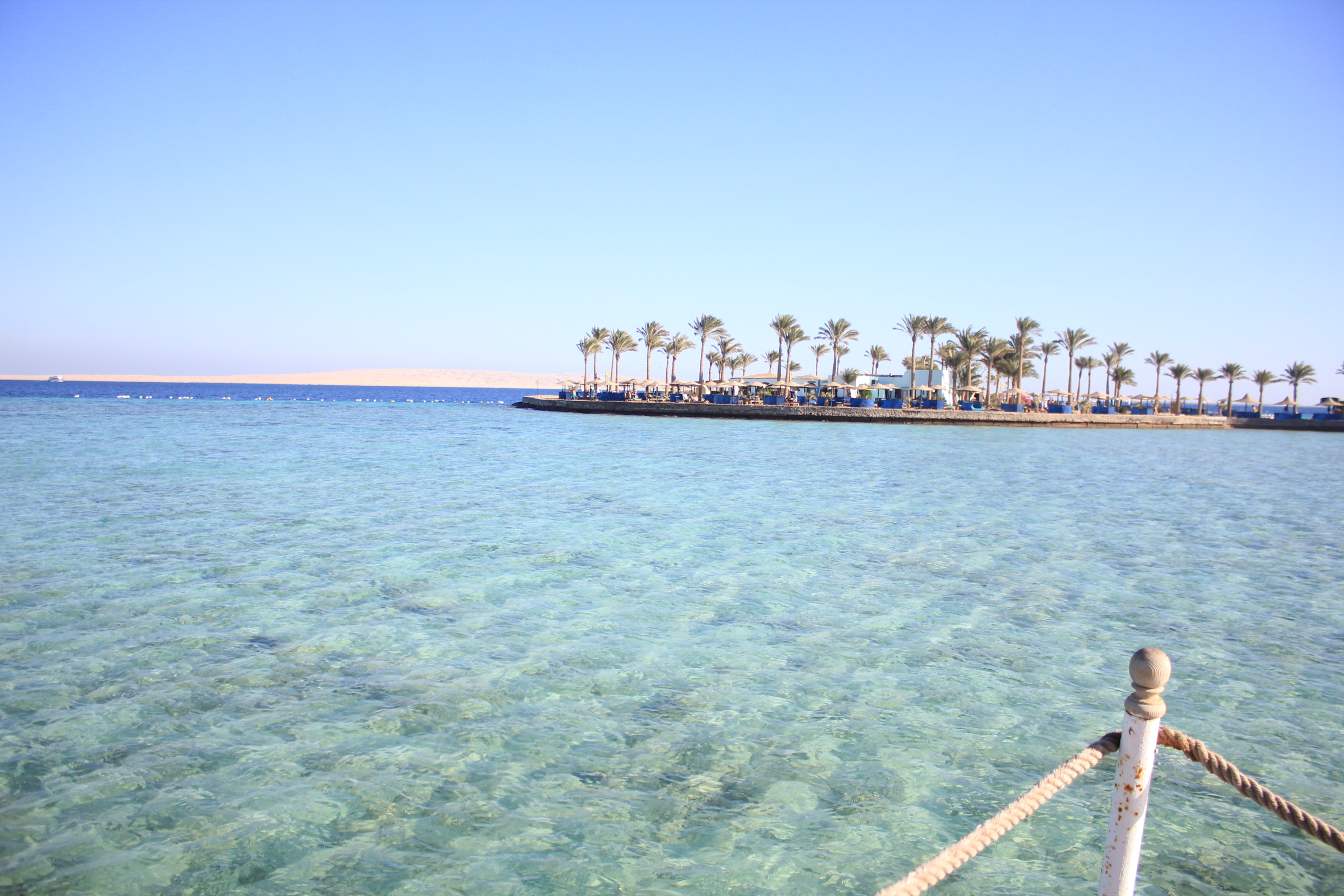 مشهد ساحلي في الغردقة يوضح سبب تفضيل الكثيرين العيش في المدينة بفضل البحر والمناخ الهادئ.