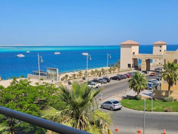 منطقة الشيراتون القديم في الغردقة مع مبانٍ سكنية ومحلات تجارية قريبة من البحر