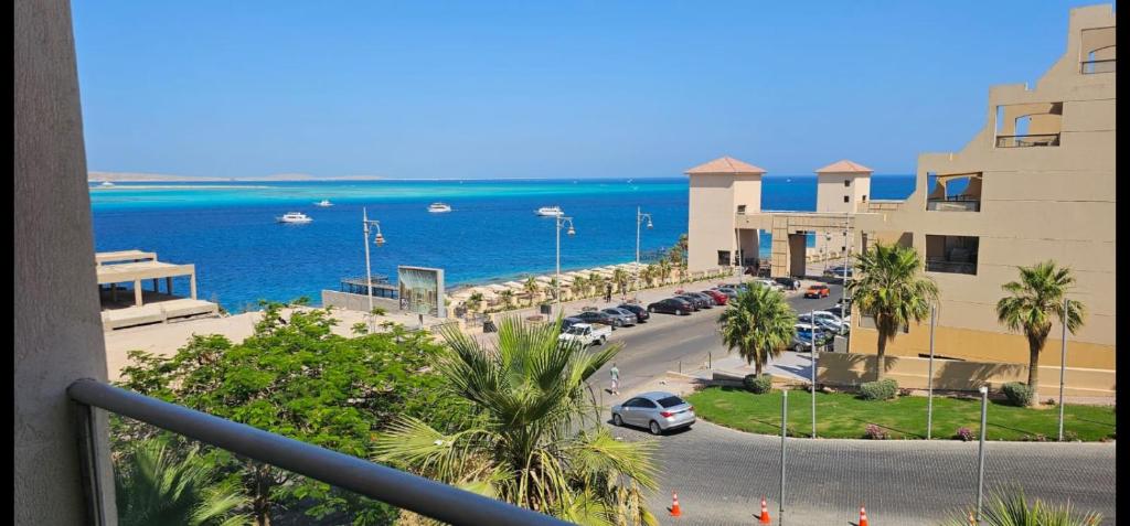 منطقة الشيراتون القديم في الغردقة مع مبانٍ سكنية ومحلات تجارية قريبة من البحر