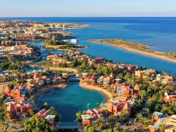 استمتع بأسلوب حياة فاخر في الجونة البحر الأحمر مع شواطئ ساحرة، مارينا عالمية، ومرافق سياحية وعقارية متكاملة.