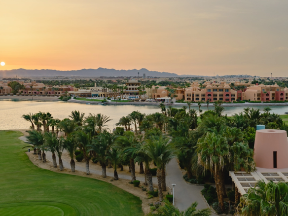 استمتع بأسلوب حياة فاخر في الجونة البحر الأحمر مع شواطئ ساحرة، مارينا عالمية، ومرافق سياحية وعقارية متكاملة.