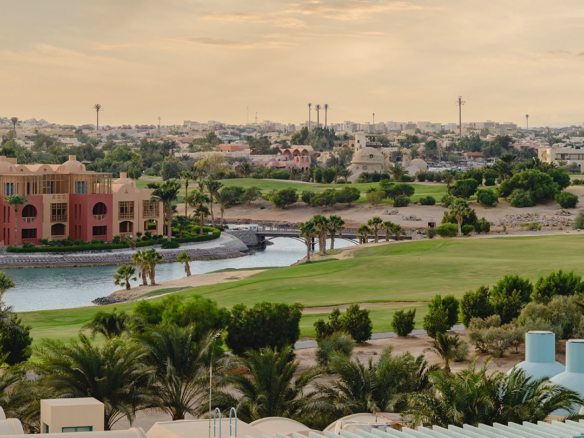 استمتع بأسلوب حياة فاخر في الجونة البحر الأحمر مع شواطئ ساحرة، مارينا عالمية، ومرافق سياحية وعقارية متكاملة.