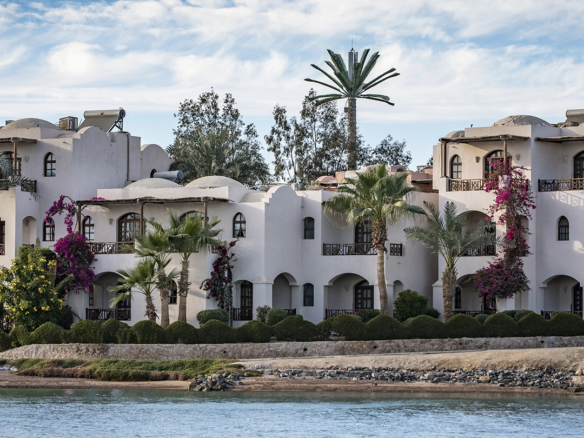 استمتع بأسلوب حياة فاخر في الجونة البحر الأحمر مع شواطئ ساحرة، مارينا عالمية، ومرافق سياحية وعقارية متكاملة.